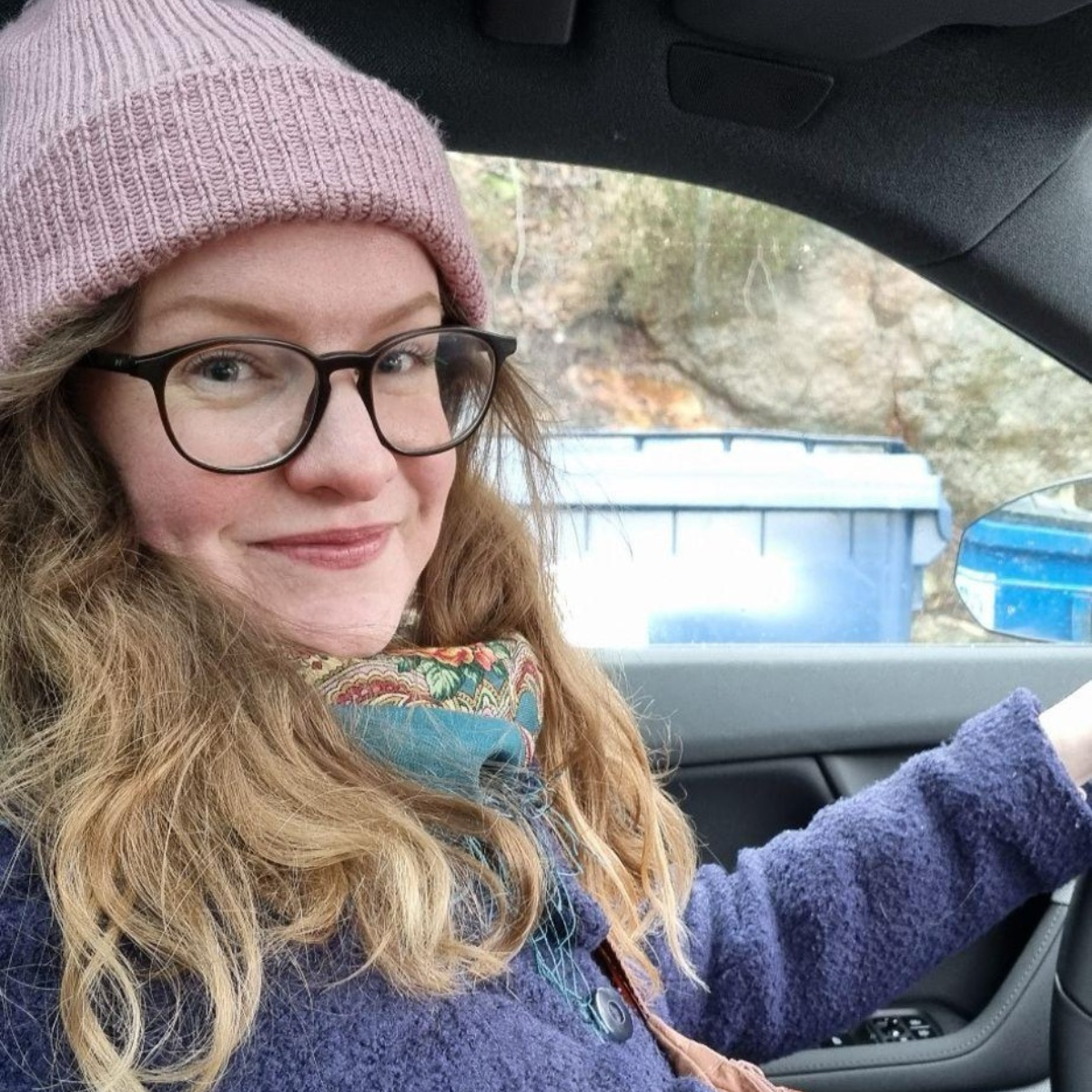 Bild på Emma i en bil